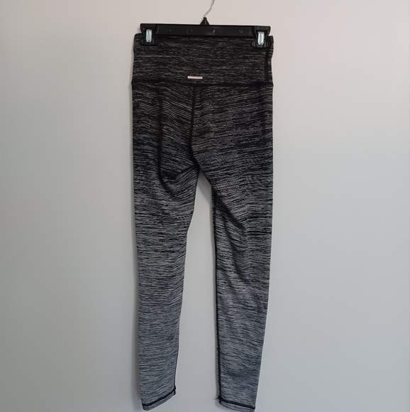 Aerie Chill Play Move Ombre Black And White Leggings - Picture 4 of 7